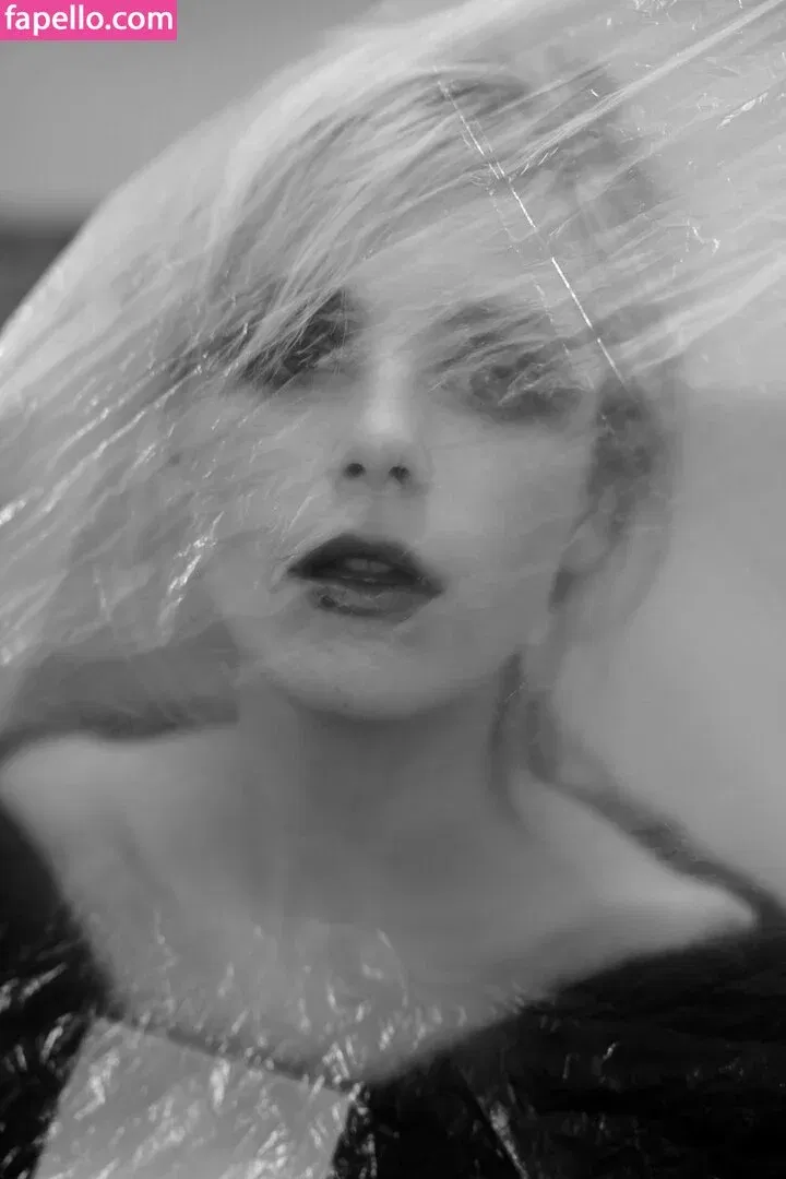 AdventuresSabrina / Kiernan Shipka / kiernanshipka Onlyfans Photo Gallery 