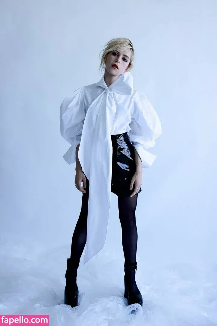 AdventuresSabrina / Kiernan Shipka / kiernanshipka Onlyfans Photo Gallery 