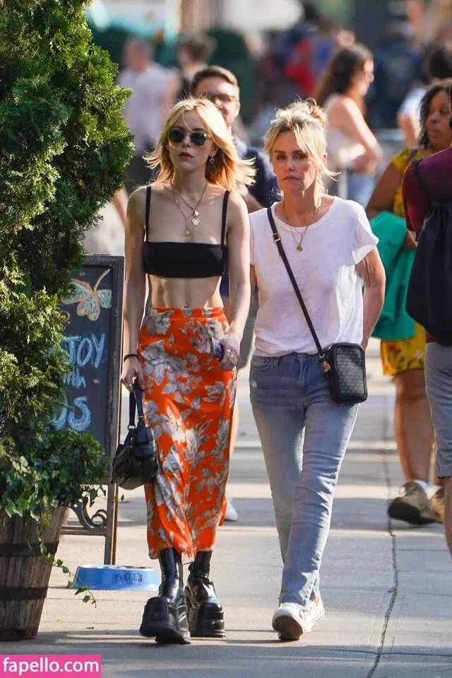 AdventuresSabrina / Kiernan Shipka / kiernanshipka Onlyfans Photo Gallery 