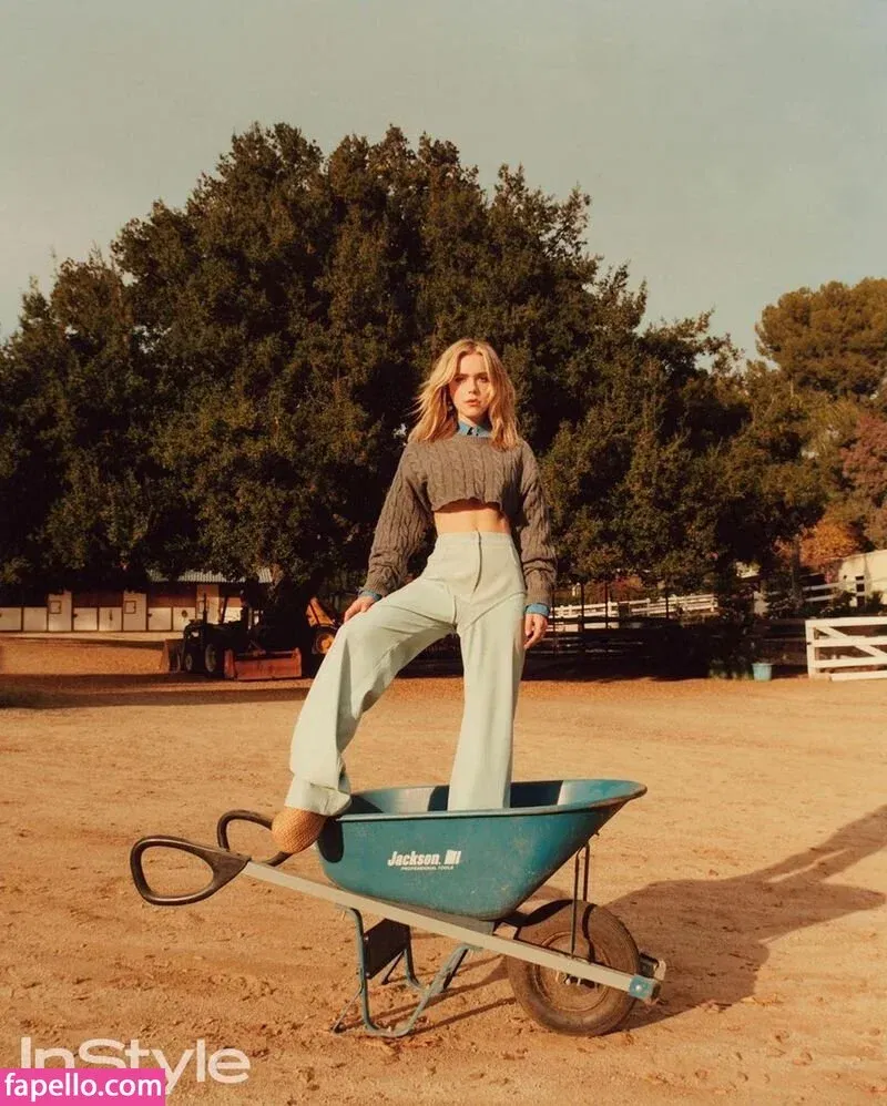 AdventuresSabrina / Kiernan Shipka / kiernanshipka Onlyfans Photo Gallery 