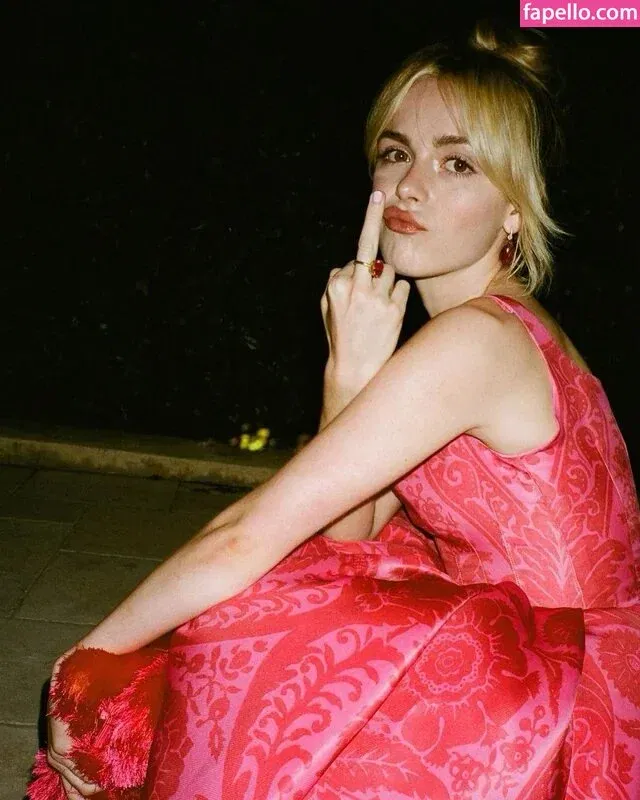 AdventuresSabrina / Kiernan Shipka / kiernanshipka Onlyfans Photo Gallery 