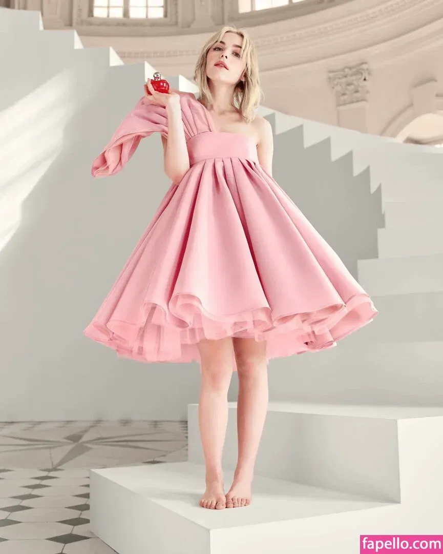 AdventuresSabrina / Kiernan Shipka / kiernanshipka Onlyfans Photo Gallery 