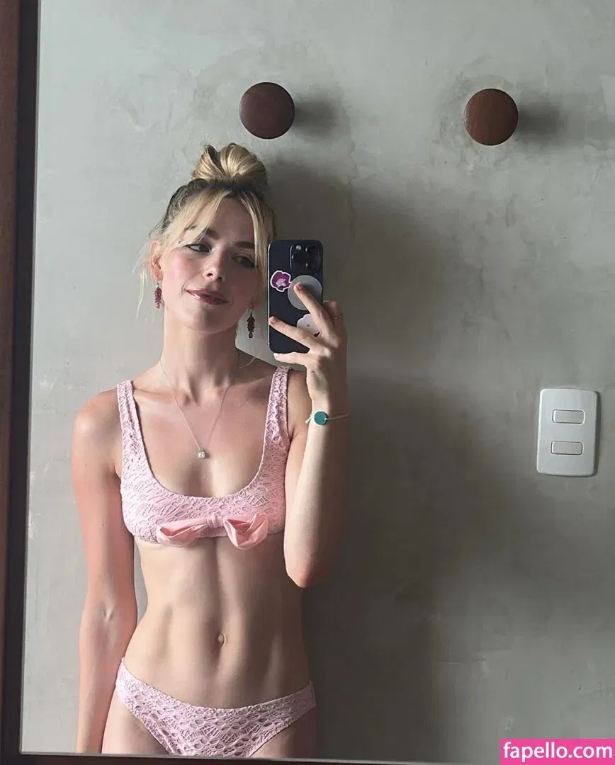 AdventuresSabrina / Kiernan Shipka / kiernanshipka Onlyfans Photo Gallery 