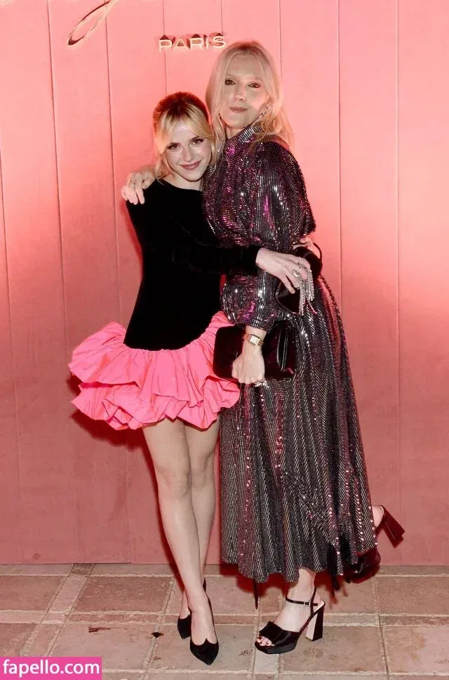 AdventuresSabrina / Kiernan Shipka / kiernanshipka Onlyfans Photo Gallery 