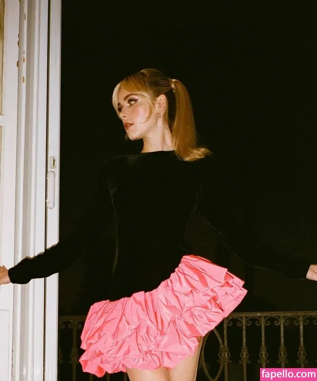 AdventuresSabrina / Kiernan Shipka / kiernanshipka Onlyfans Photo Gallery 