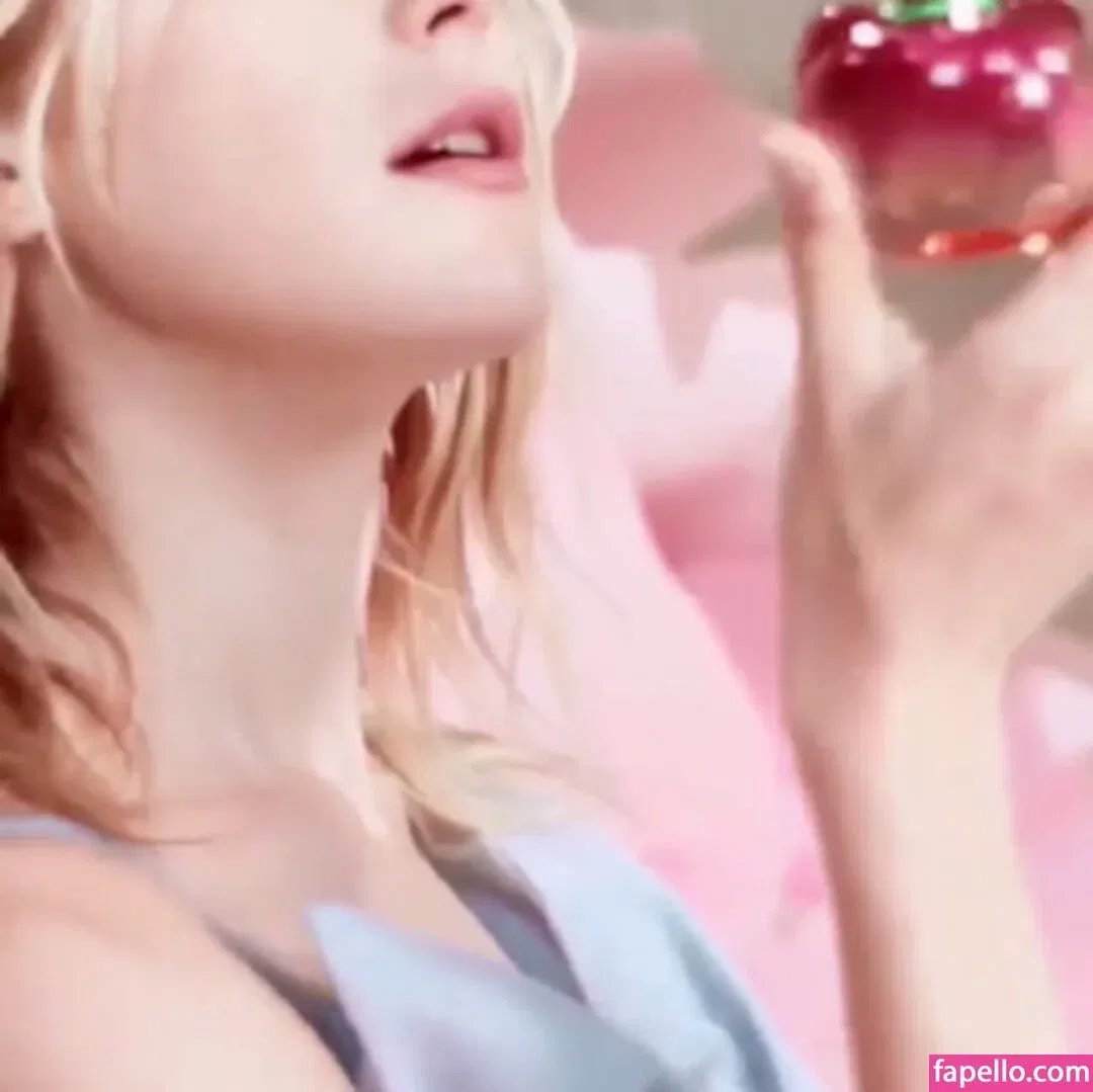 AdventuresSabrina / Kiernan Shipka / kiernanshipka Onlyfans Photo Gallery 