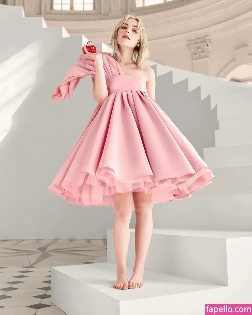 AdventuresSabrina / Kiernan Shipka / kiernanshipka Onlyfans Photo Gallery 