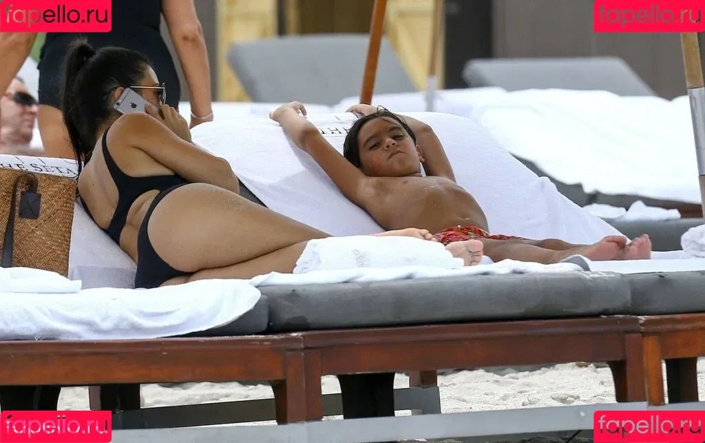 Kourtney Kardashian / kourtney_kardashian / kourtneykardash Onlyfans Photo Gallery 