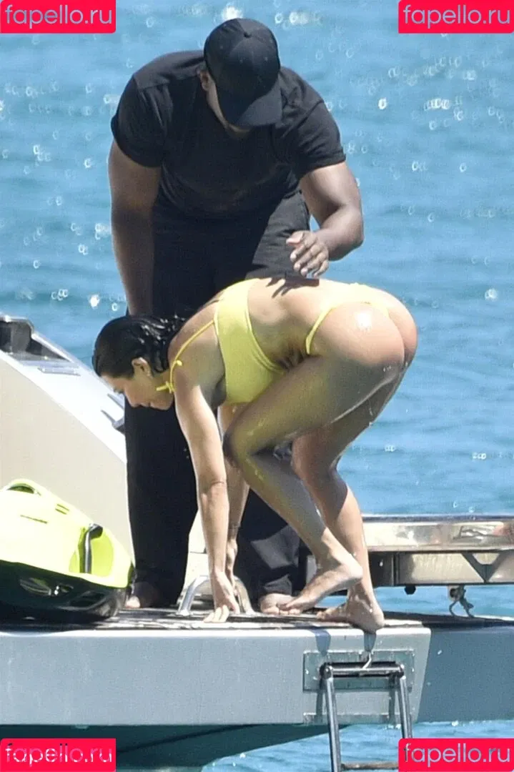 Kourtney Kardashian / kourtney_kardashian / kourtneykardash Onlyfans Photo Gallery 