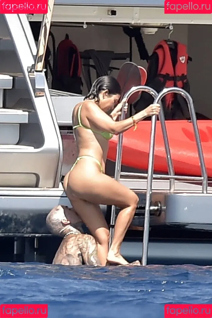 Kourtney Kardashian / kourtney_kardashian / kourtneykardash Onlyfans Photo Gallery 