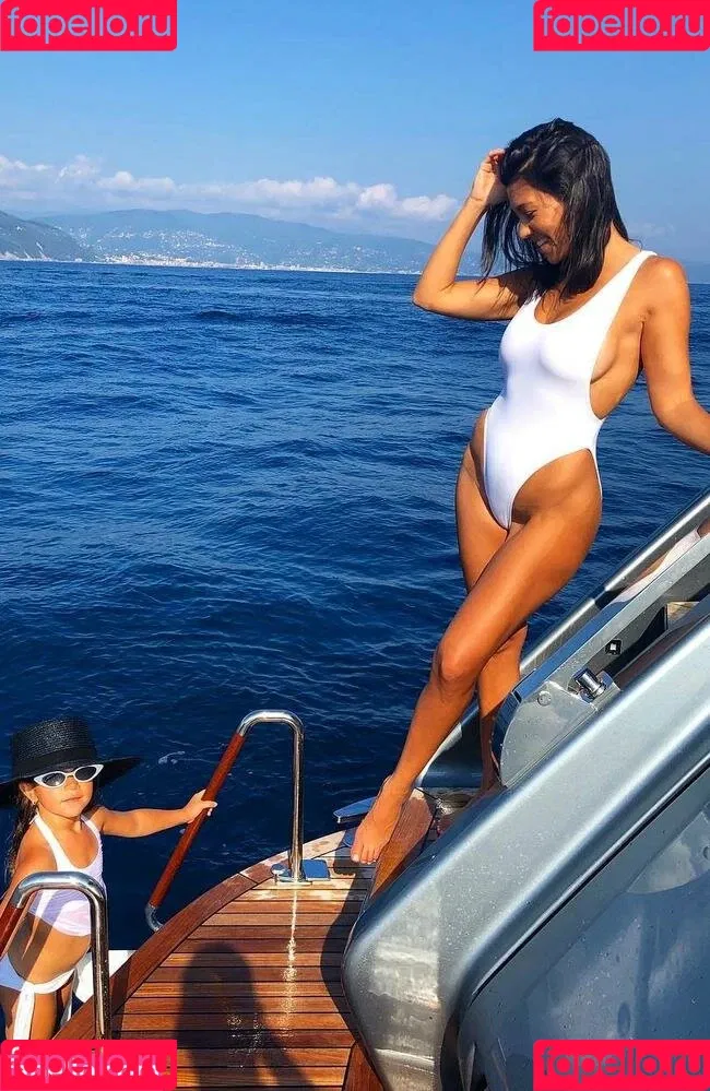 Kourtney Kardashian / kourtney_kardashian / kourtneykardash Onlyfans Photo Gallery 