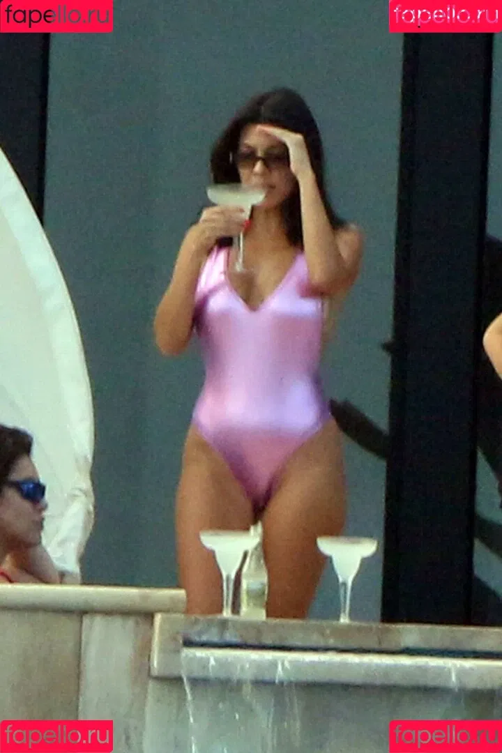 Kourtney Kardashian / kourtney_kardashian / kourtneykardash Onlyfans Photo Gallery 
