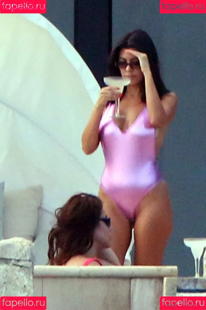 Kourtney Kardashian / kourtney_kardashian / kourtneykardash Onlyfans Photo Gallery 