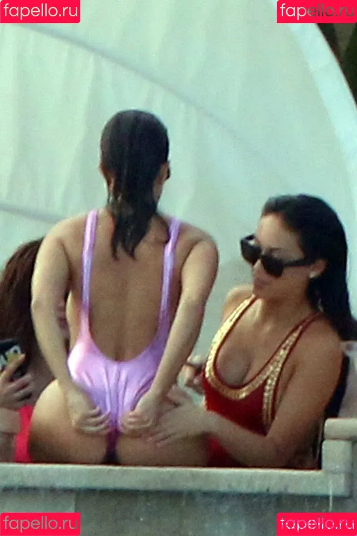 Kourtney Kardashian / kourtney_kardashian / kourtneykardash Onlyfans Photo Gallery 