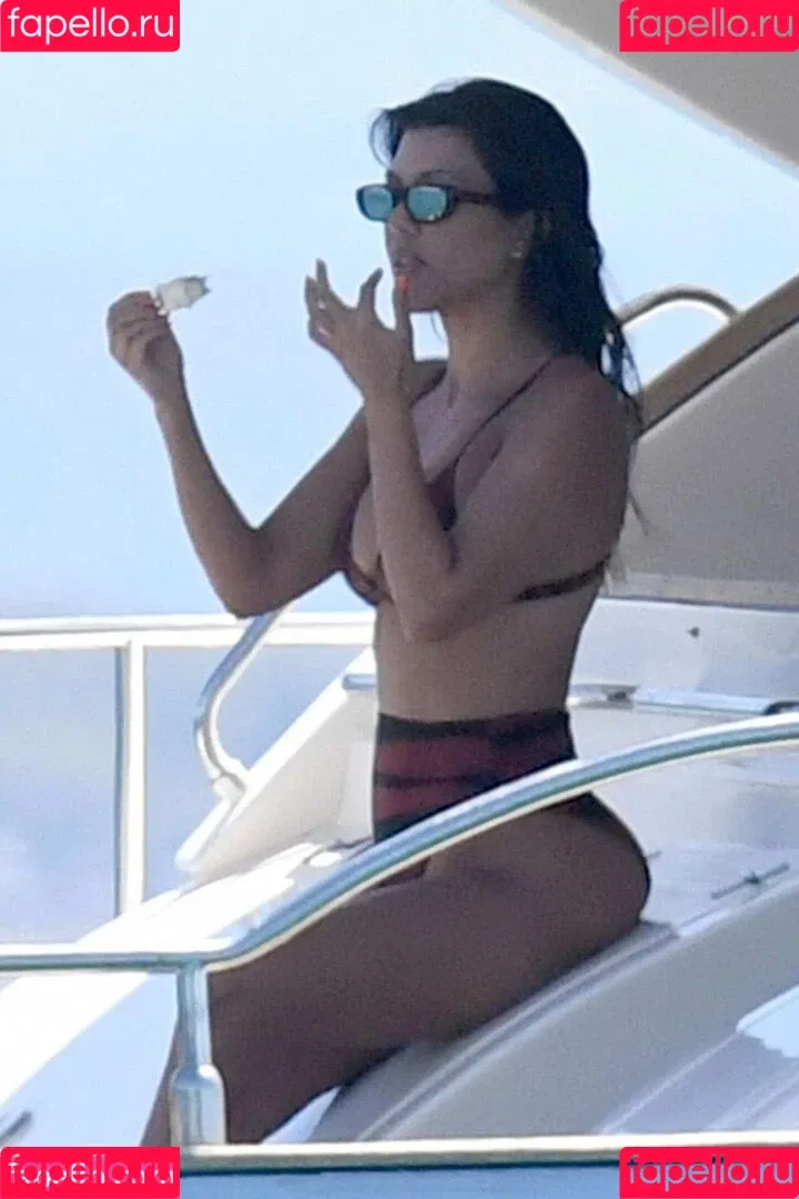 Kourtney Kardashian / kourtney_kardashian / kourtneykardash Onlyfans Photo Gallery 