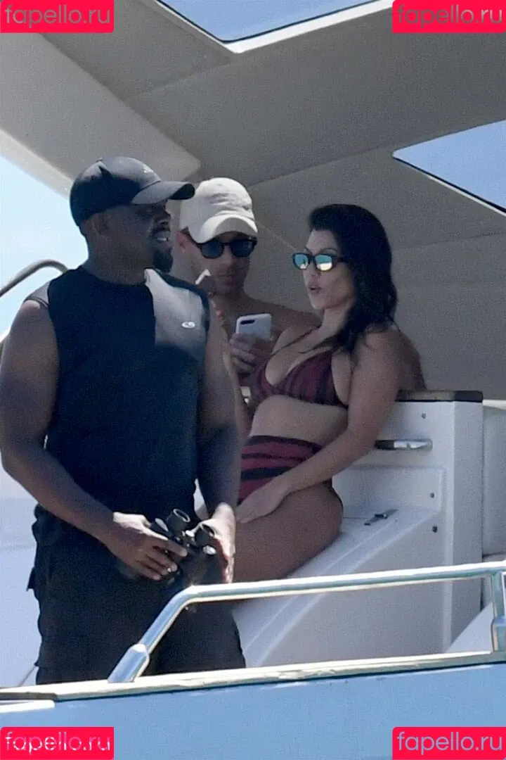 Kourtney Kardashian / kourtney_kardashian / kourtneykardash Onlyfans Photo Gallery 