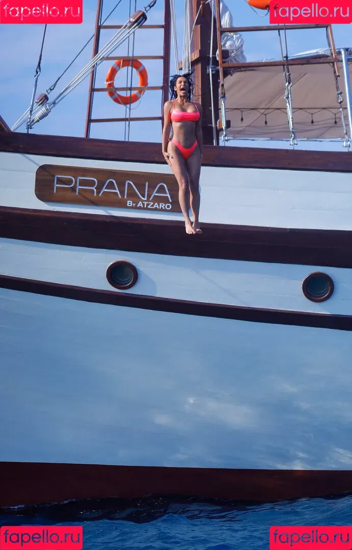Kourtney Kardashian / kourtney_kardashian / kourtneykardash Onlyfans Photo Gallery 