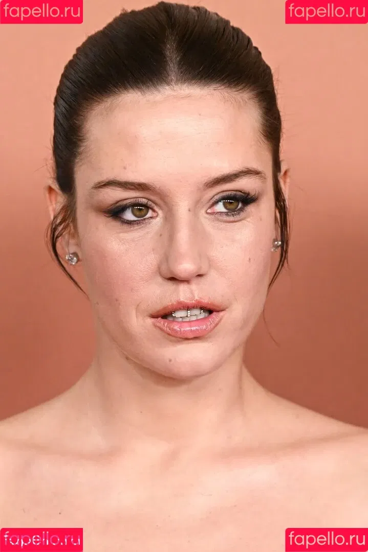 Adèle Exarchopoulos / adeleexarchopoulos / adeleexaroff Onlyfans Photo Gallery 