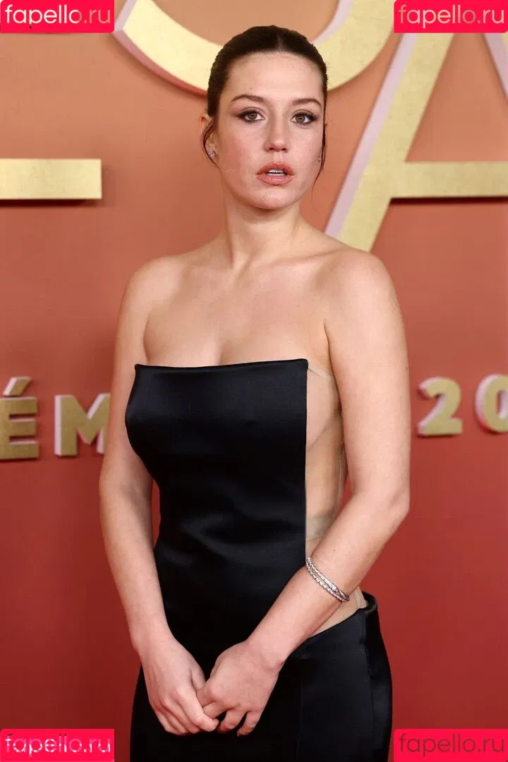 Adèle Exarchopoulos / adeleexarchopoulos / adeleexaroff Onlyfans Photo Gallery 