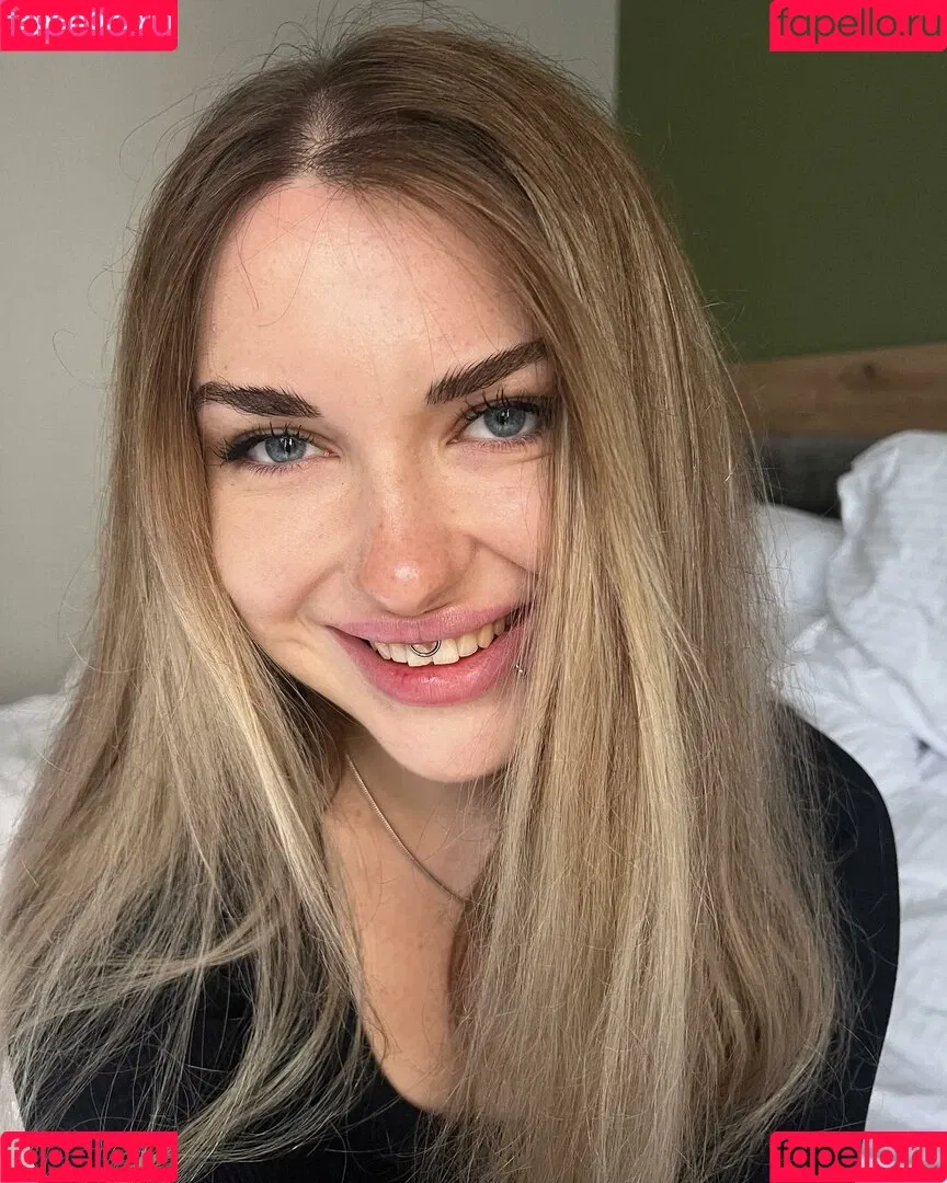 Ahrinyan / Arina Berdnikova / nyasharisha Onlyfans Photo Gallery 