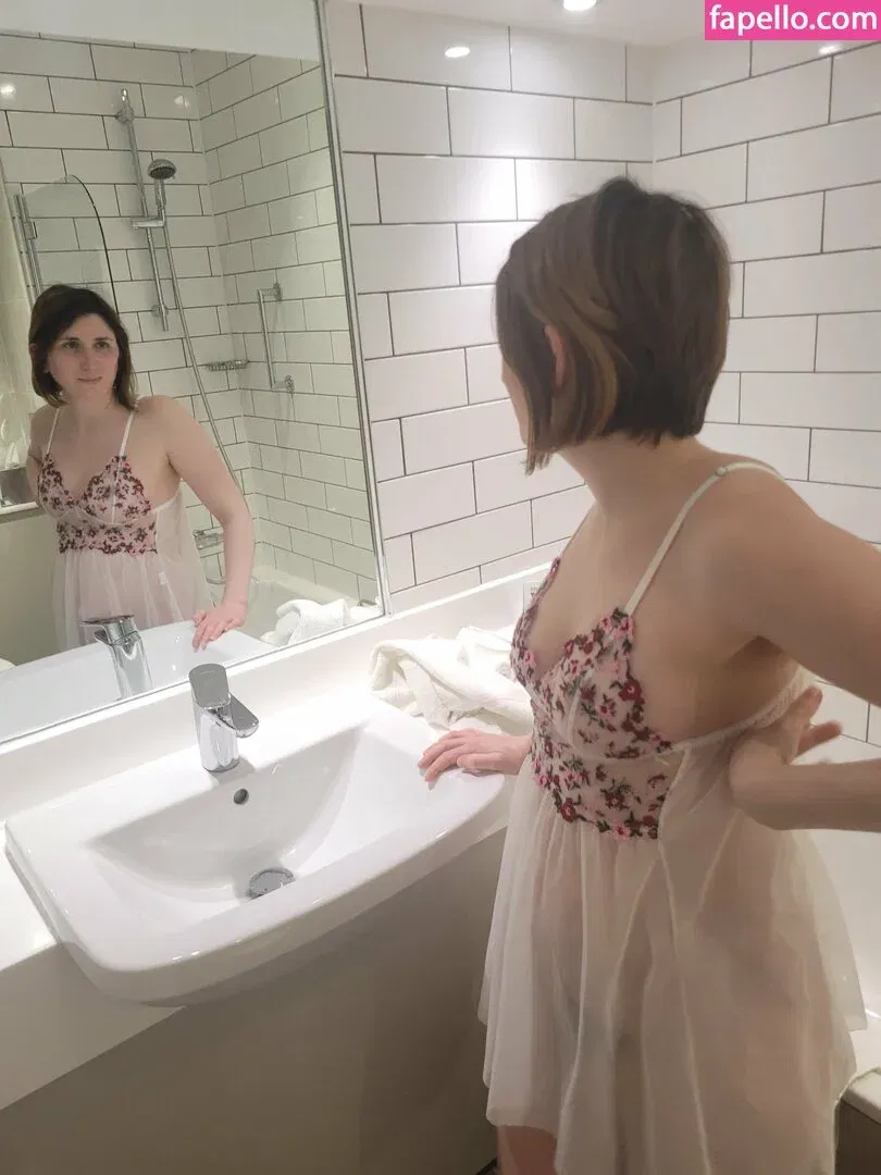 Bee / Trimalchio87 Onlyfans Photo Gallery 