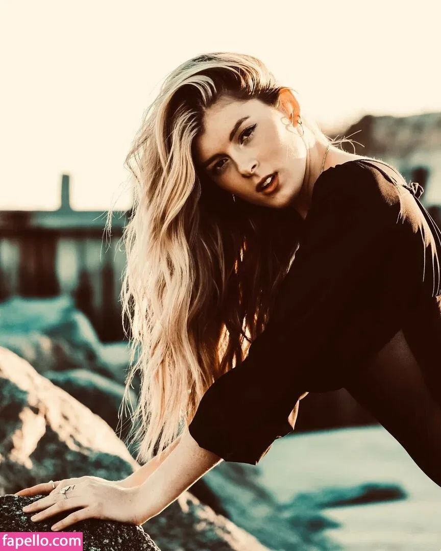 Bella White / bbellaawhite Onlyfans Photo Gallery 