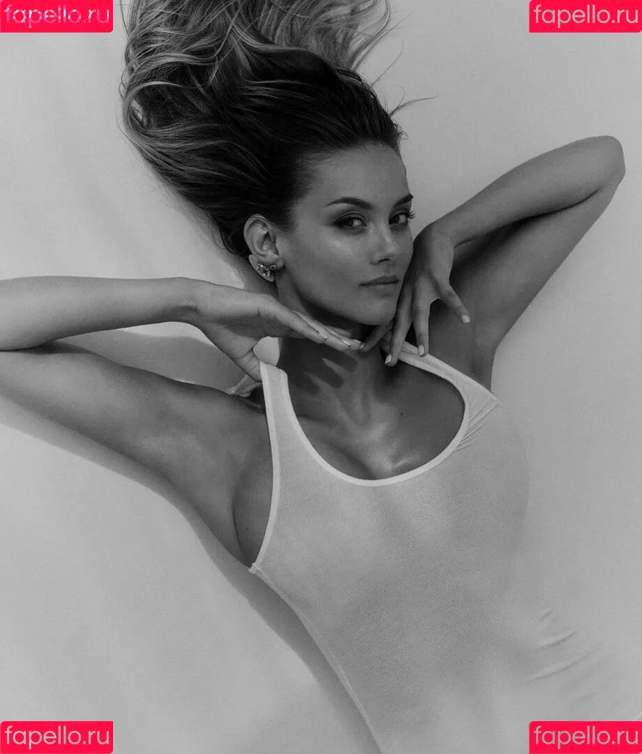 Nicola Cavanis / nicolaca_ Onlyfans Photo Gallery 