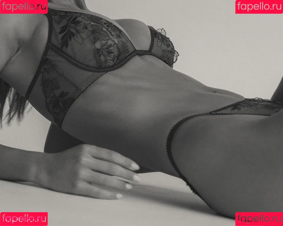 Nicola Cavanis / nicolaca_ Onlyfans Photo Gallery 