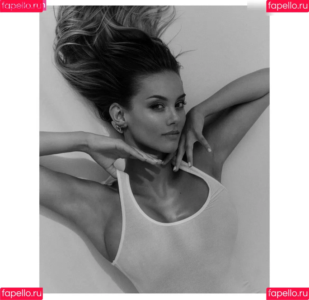 Nicola Cavanis / nicolaca_ Onlyfans Photo Gallery 