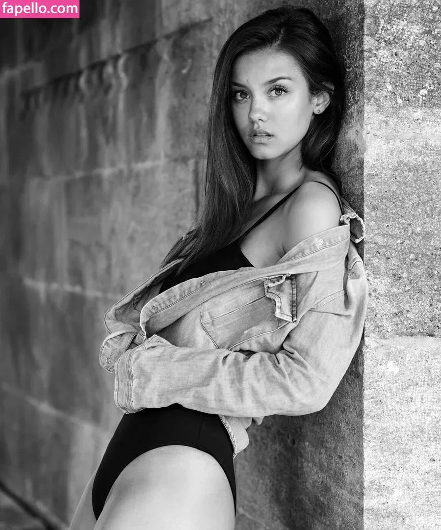 Nicola Cavanis / nicolaca_ Onlyfans Photo Gallery 