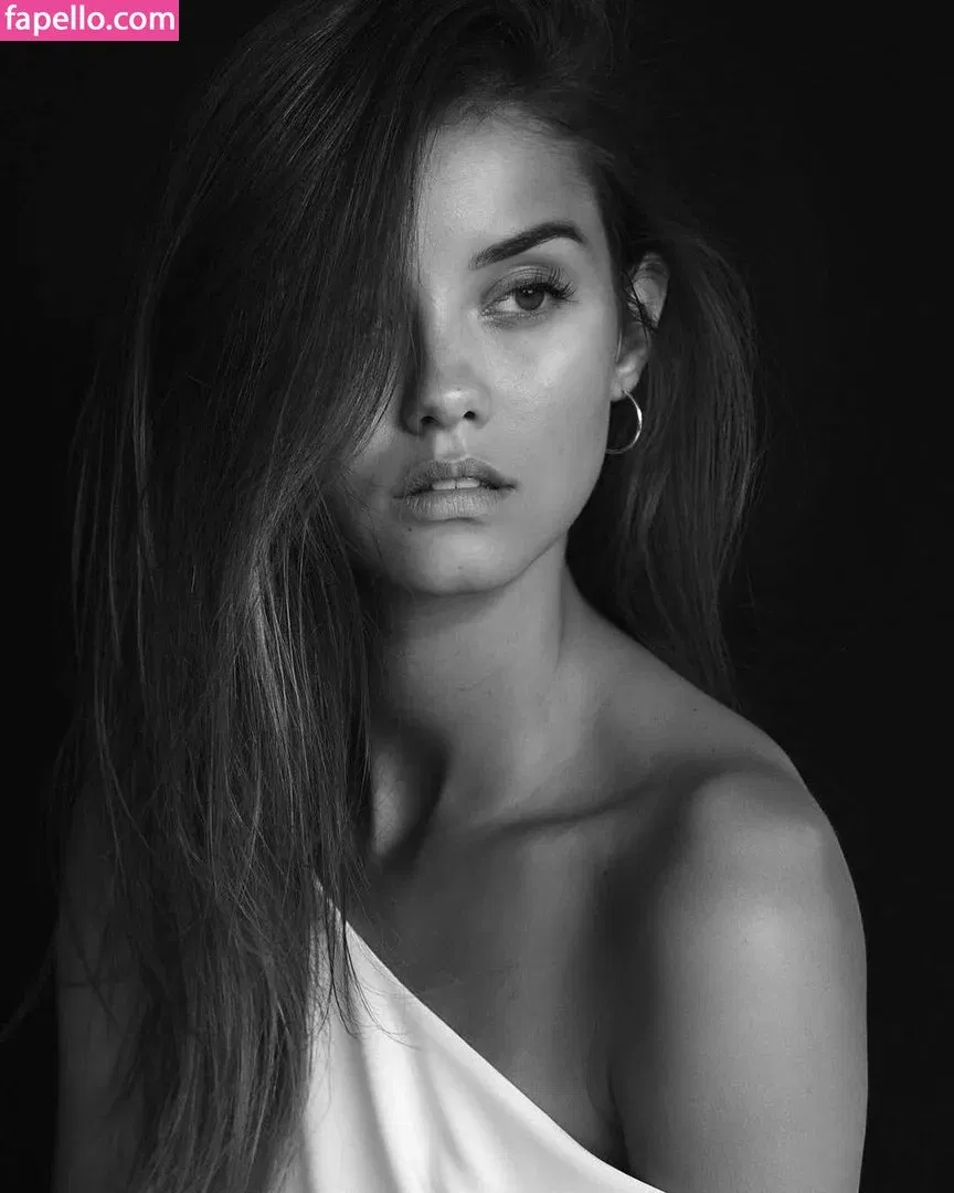 Nicola Cavanis / nicolaca_ Onlyfans Photo Gallery 