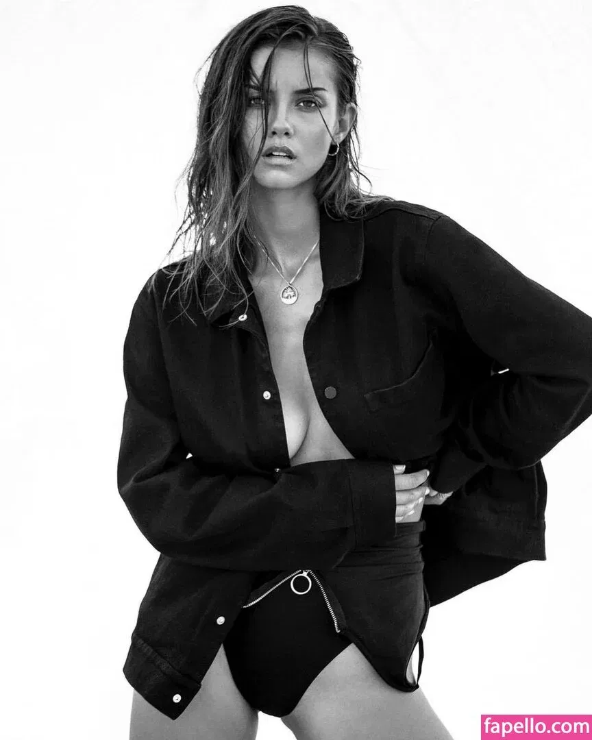 Nicola Cavanis / nicolaca_ Onlyfans Photo Gallery 