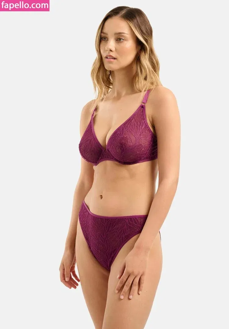 Nicola Cavanis / nicolaca_ Onlyfans Photo Gallery 