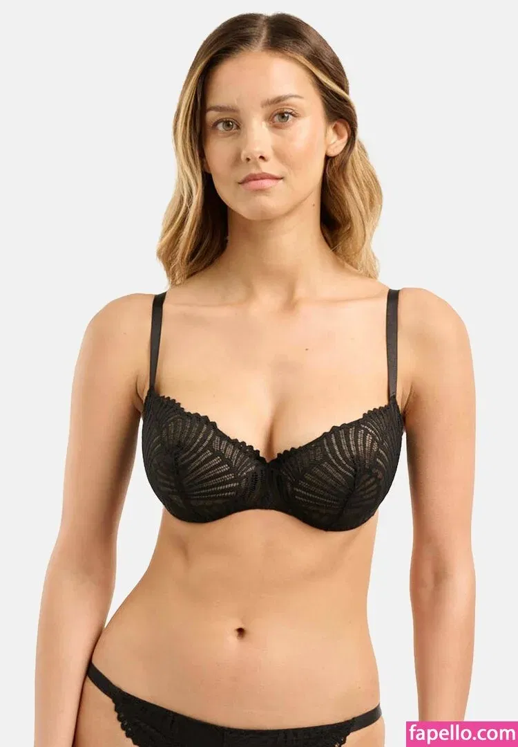 Nicola Cavanis / nicolaca_ Onlyfans Photo Gallery 