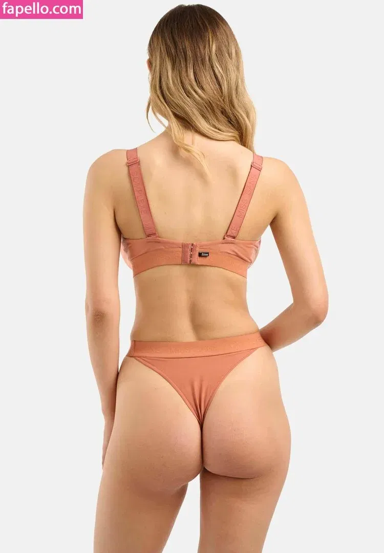 Nicola Cavanis / nicolaca_ Onlyfans Photo Gallery 