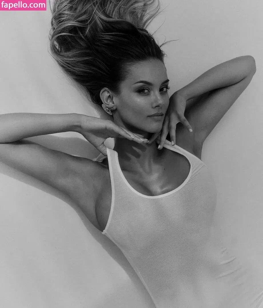 Nicola Cavanis / nicolaca_ Onlyfans Photo Gallery 