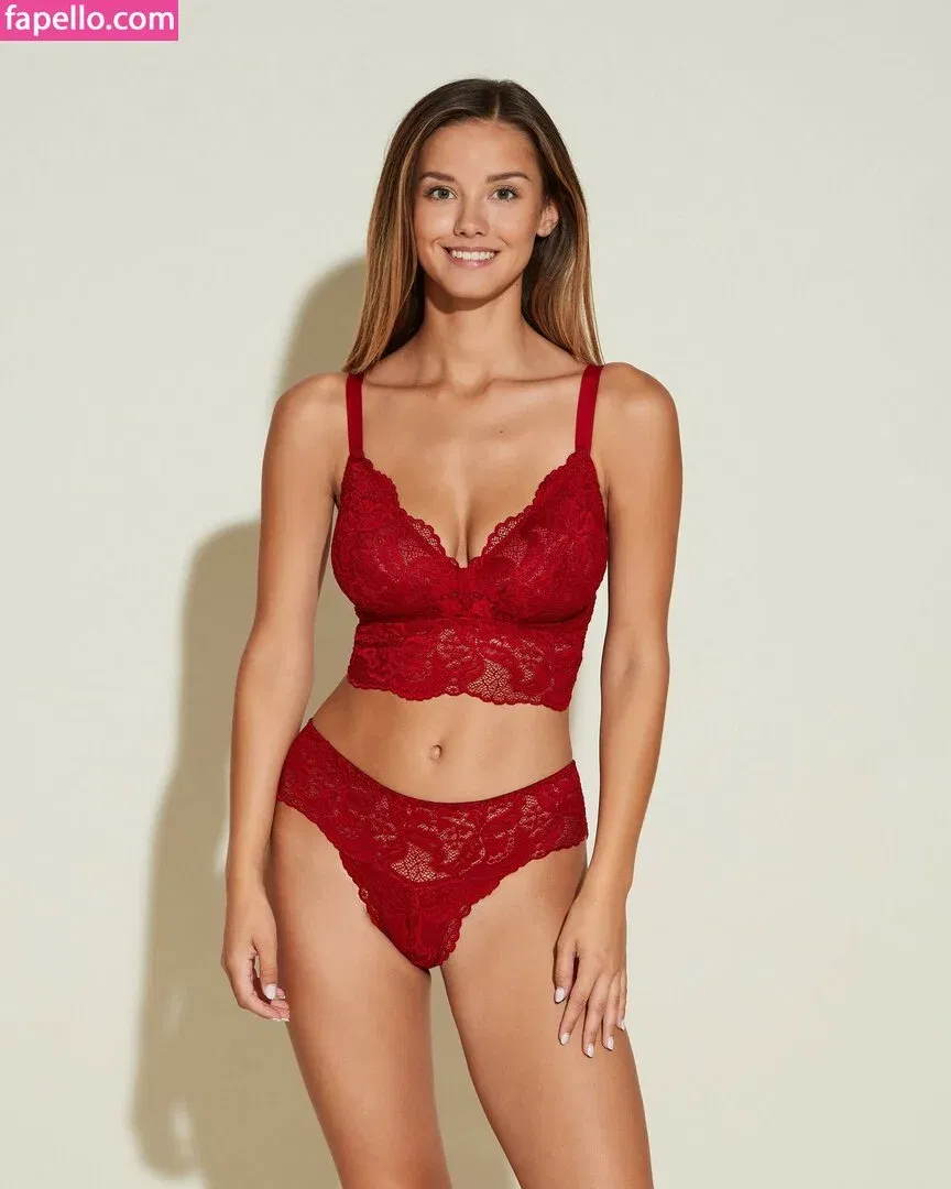 Nicola Cavanis / nicolaca_ Onlyfans Photo Gallery 