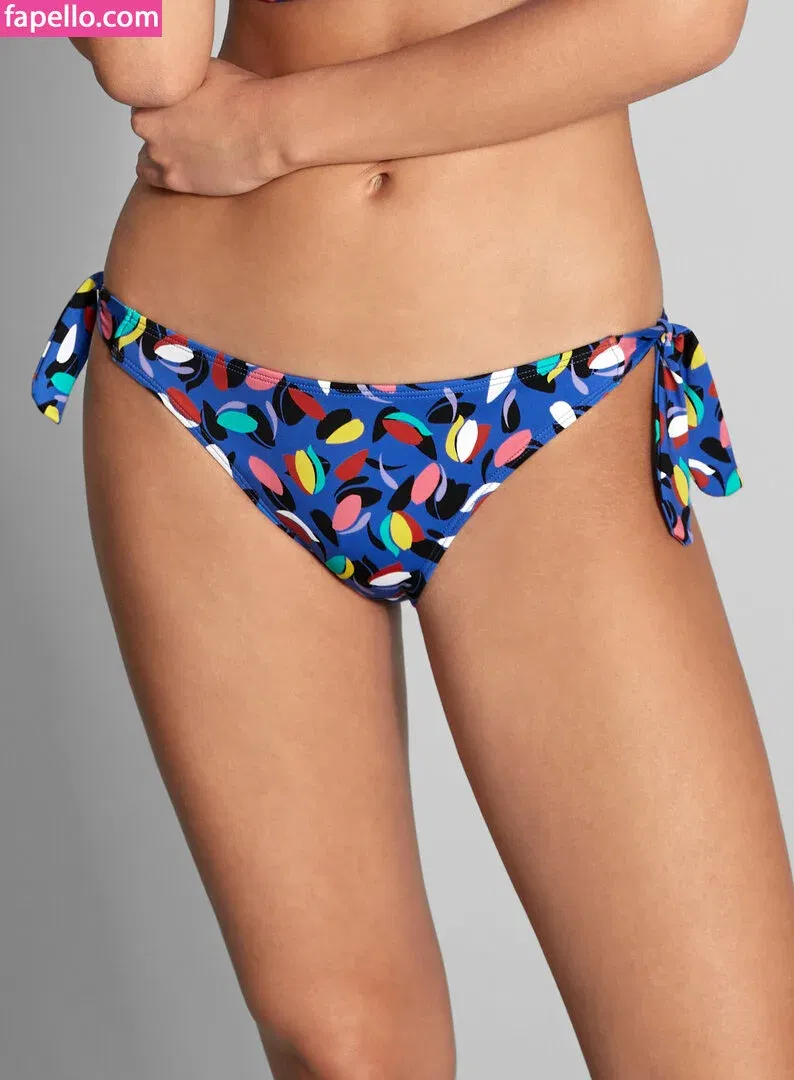 Nicola Cavanis / nicolaca_ Onlyfans Photo Gallery 