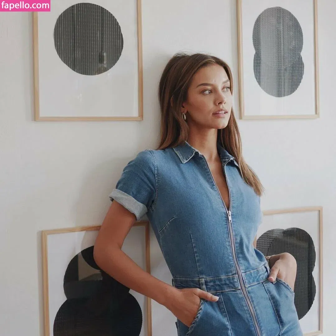 Nicola Cavanis / nicolaca_ Onlyfans Photo Gallery 