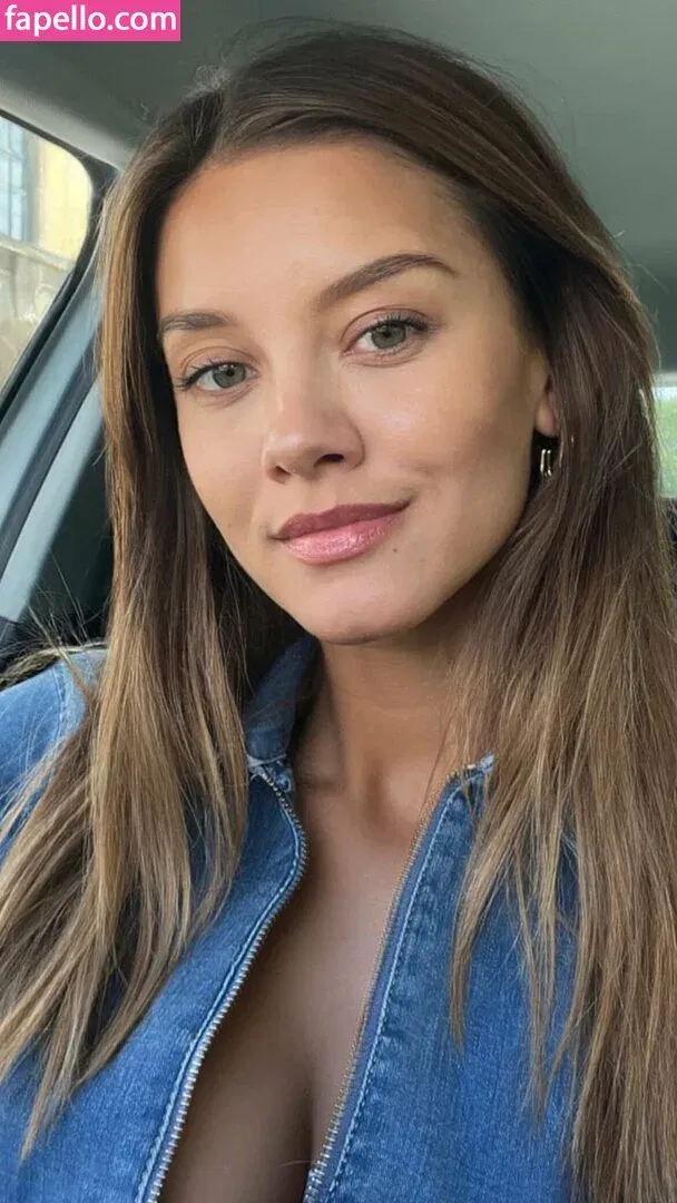 Nicola Cavanis / nicolaca_ Onlyfans Photo Gallery 