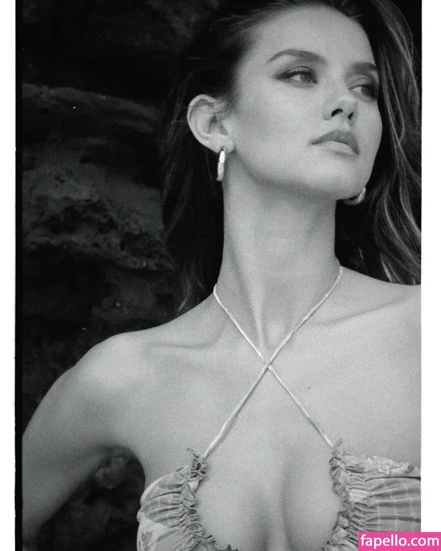 Nicola Cavanis / nicolaca_ Onlyfans Photo Gallery 