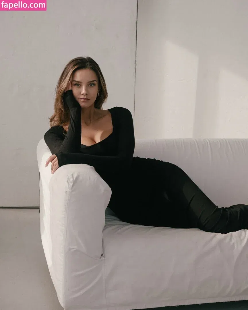 Nicola Cavanis / nicolaca_ Onlyfans Photo Gallery 