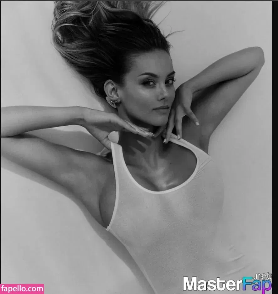 Nicola Cavanis / nicolaca_ Onlyfans Photo Gallery 