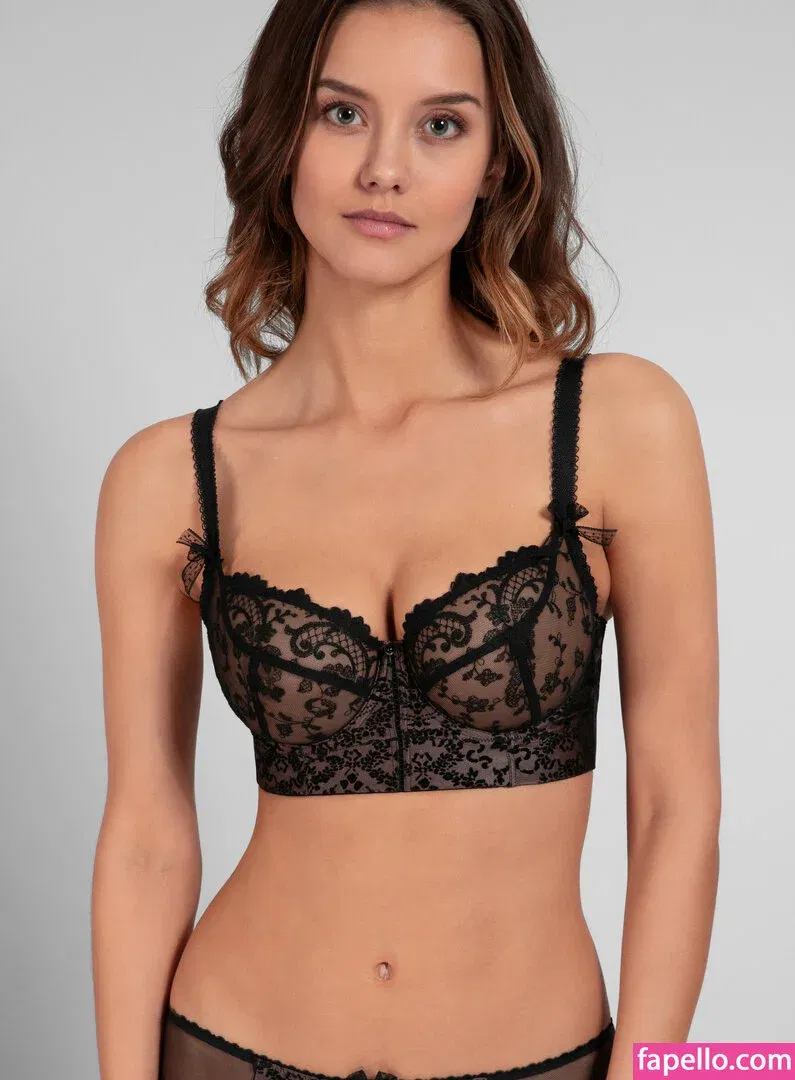 Nicola Cavanis / nicolaca_ Onlyfans Photo Gallery 