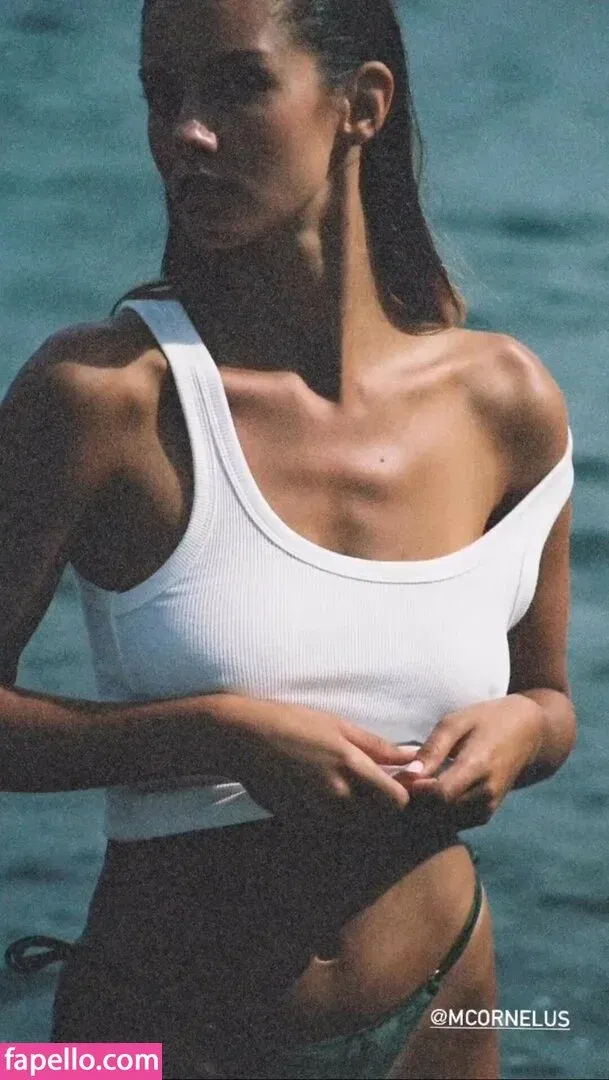 Nicola Cavanis / nicolaca_ Onlyfans Photo Gallery 