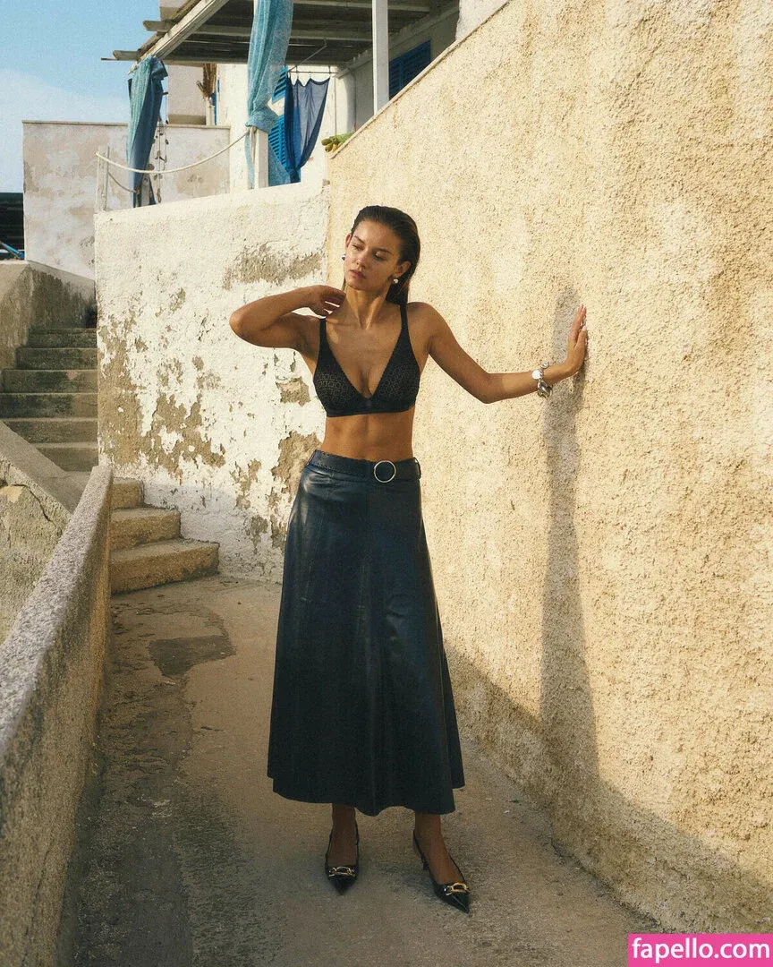 Nicola Cavanis / nicolaca_ Onlyfans Photo Gallery 