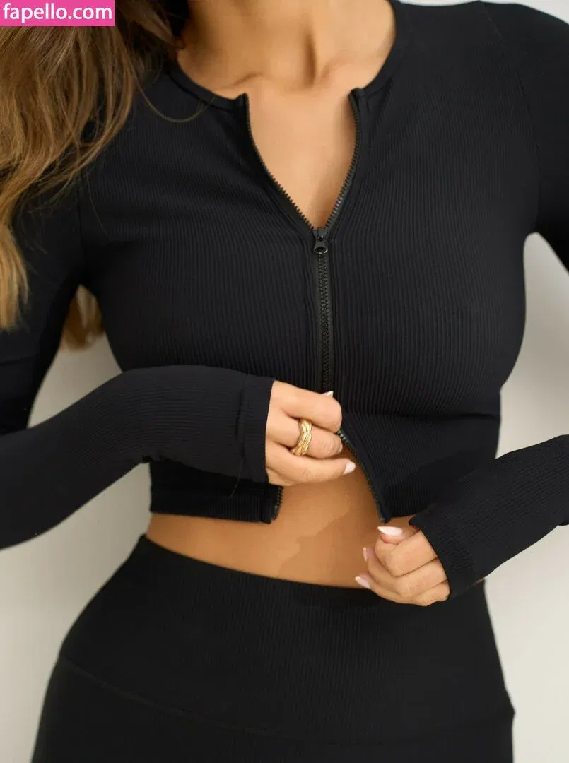 Nicola Cavanis / nicolaca_ Onlyfans Photo Gallery 