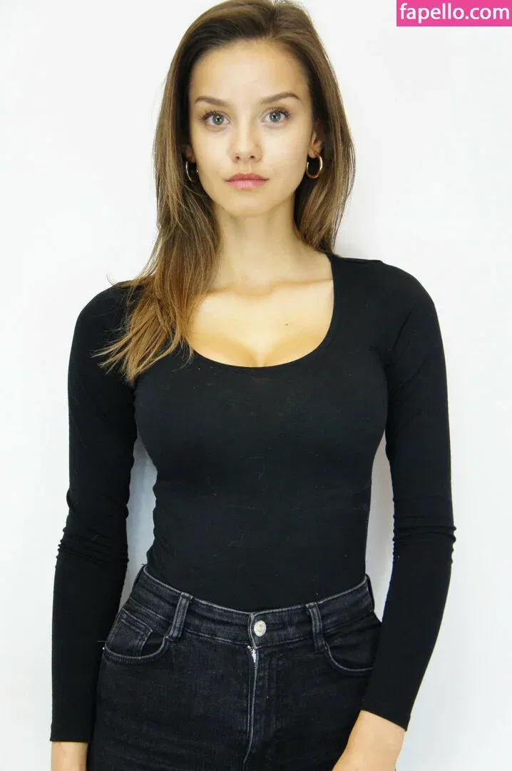 Nicola Cavanis / nicolaca_ Onlyfans Photo Gallery 