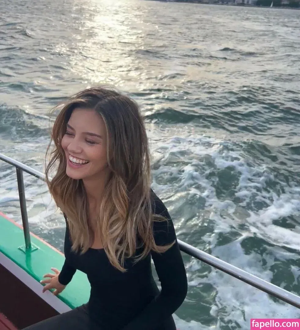 Nicola Cavanis / nicolaca_ Onlyfans Photo Gallery 