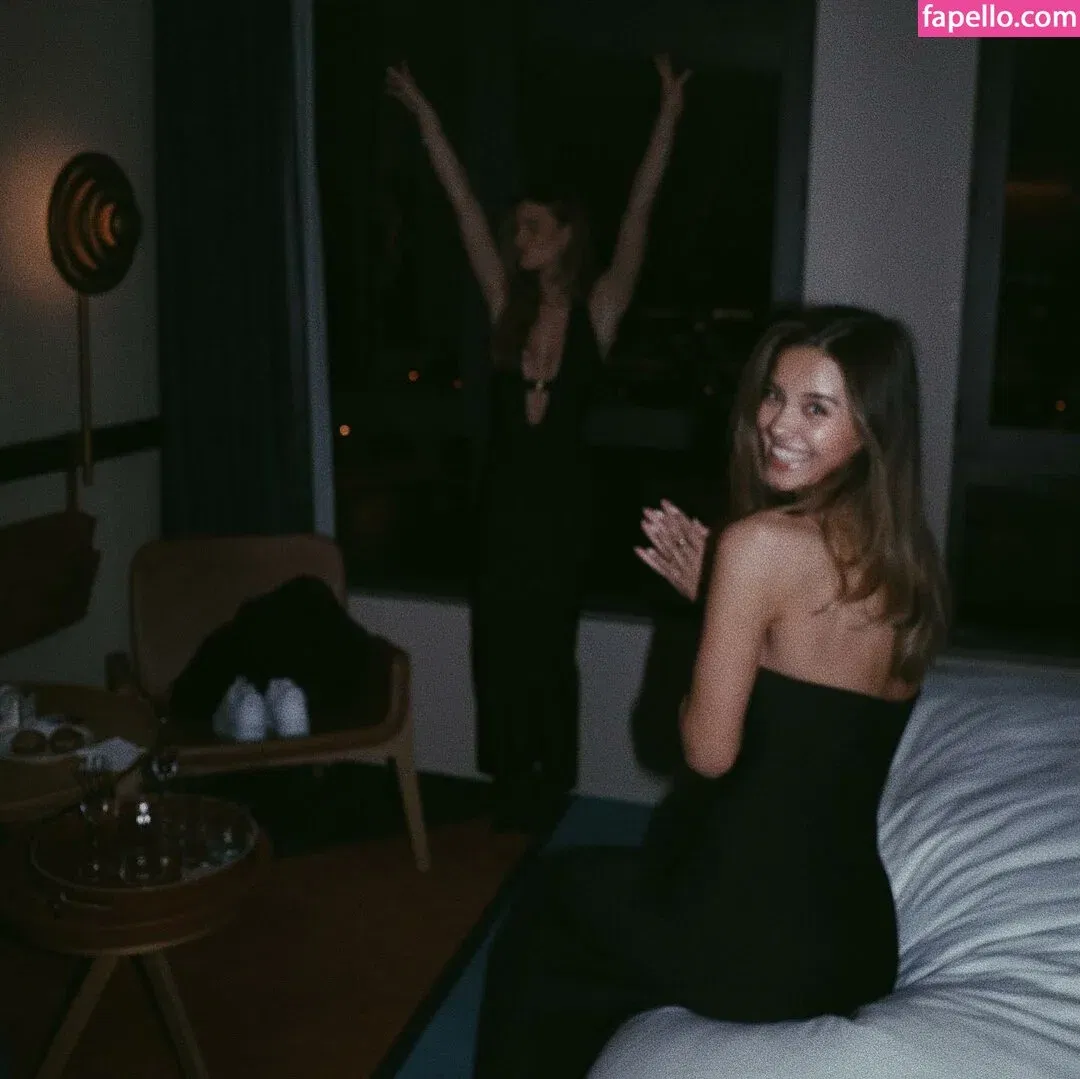 Nicola Cavanis / nicolaca_ Onlyfans Photo Gallery 